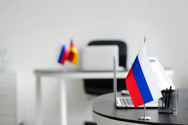 Bandeira Russa Suporte Papelaria Laptop Mesa Escritório — Fotografia de Stock