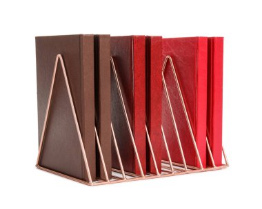 Beyaz arkaplan üzerine kitapları olan metal düzenleyici