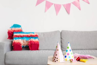 Hafif duvarın yanında at şeklinde Meksika pinyatası olan kanepe