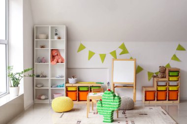 Meksika pinyatasıyla çocuk odasının içinde.