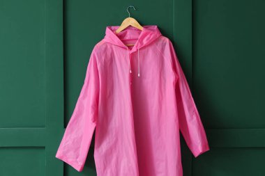 Yeşil duvarda asılı yağmurluk