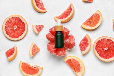 Hafif arkaplanda bir şişe greyfurt yağı