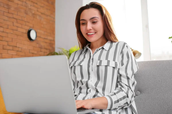 Mulher Sorridente Com Laptop Leitura Mensagem Mail Sofá Sala Luz — Fotografia de Stock