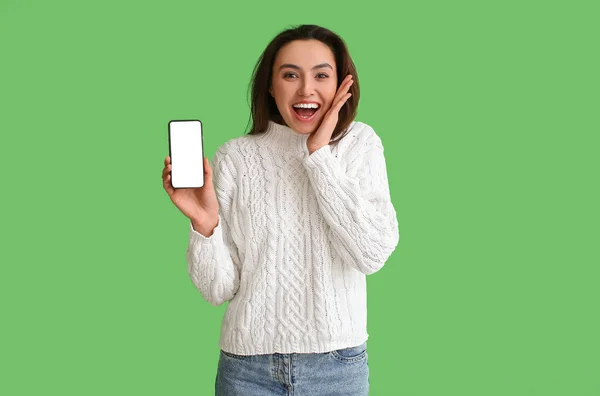 Emocjonalna Kobieta Trzymająca Telefon Komórkowy Zielonym Tle Koncepcja Poczty Elektronicznej — Zdjęcie stockowe