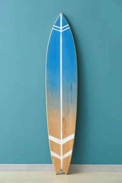 Renkli Duvarın Yanında Modern Sörf Tahtası — Stok fotoğraf