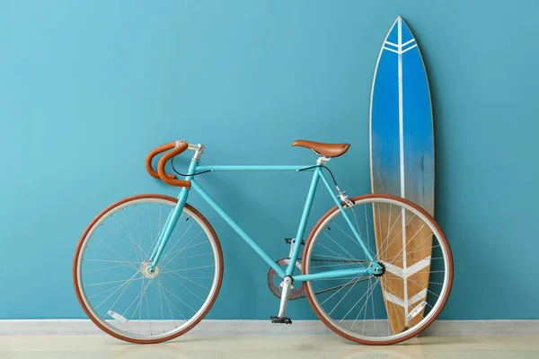 Rower Deska Surfingowa Pobliżu Ściany Kolor Pokoju — Zdjęcie stockowe