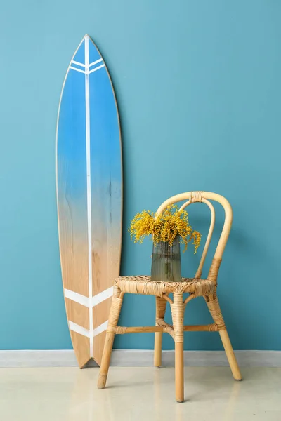 Vase Avec Des Fleurs Mimosa Sur Chaise Planche Surf Près — Photo