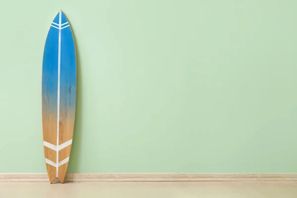Yeşil Duvarın Yanında Tahta Sörf Tahtası — Stok fotoğraf