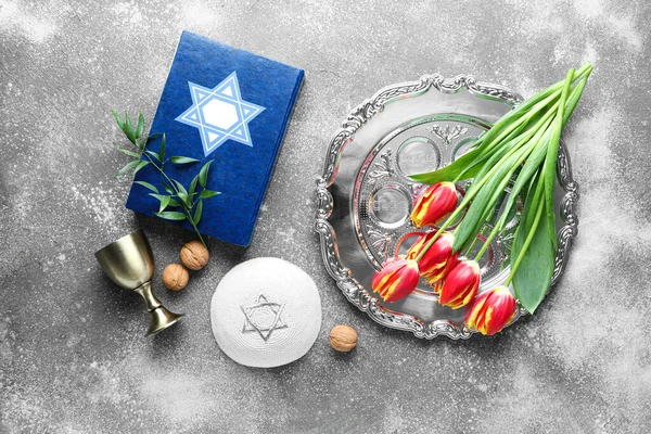 Passover Seder Plate Tulip Flowers Kippah Torah Cup Grunge Background — Stock Photo, Image