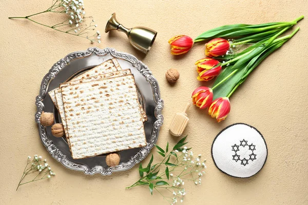 Passover Seder Plate Matza Tulip Flowers Kippah Cup Color Background — Stock Photo, Image