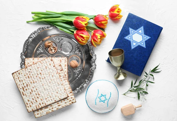 Passover Seder Plate Matza Tulip Flowers Torah Kippah Cup White — Stock Photo, Image