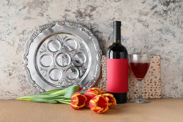带有葡萄酒 郁金香花和玛莎花的逾越节种子盘 背景阴郁 放在桌上 — 图库照片