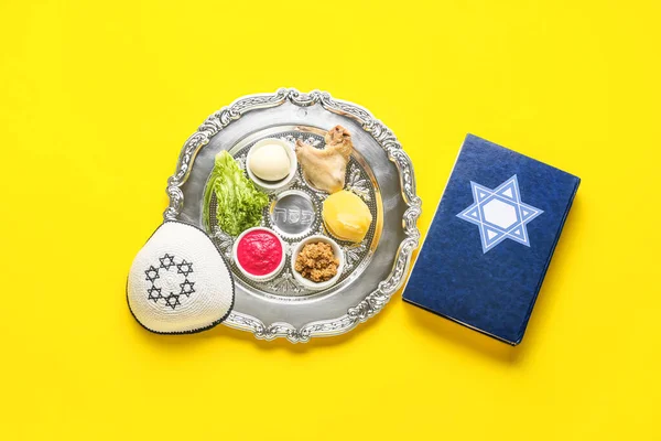 Pascha Seder Bord Met Traditioneel Eten Kippah Thora Kleur Achtergrond — Stockfoto