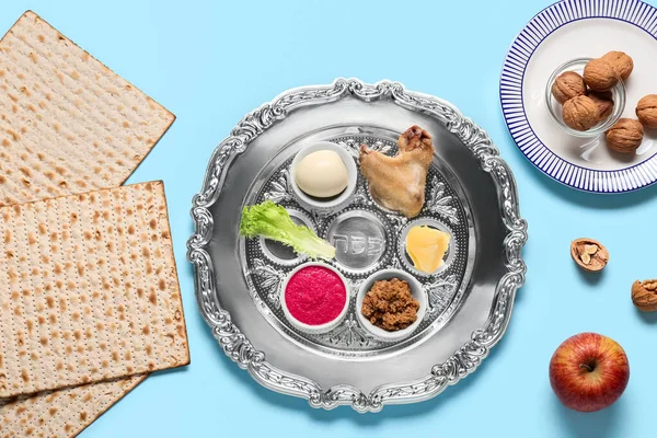 Passover Seder Deska Tradičním Jídlem Barevném Pozadí Horní Pohled — Stock fotografie