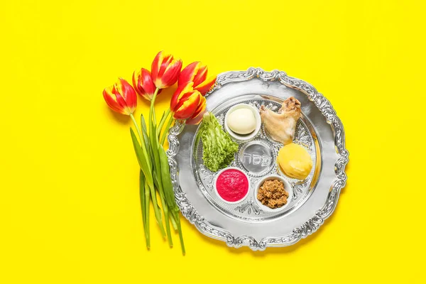 Placa Seder Páscoa Com Comida Tradicional Flores Tulipa Fundo Cor — Fotografia de Stock