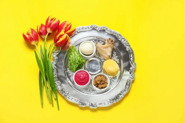 Pessach Seder Teller Mit Traditionellem Essen Und Tulpenblumen Auf Farbigem — Stockfoto