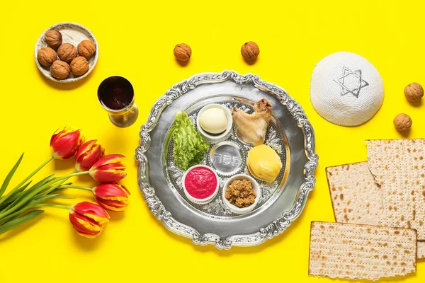 Passover Seder Plate Traditional Food Flowers Kippah Color Background — Stock Photo, Image