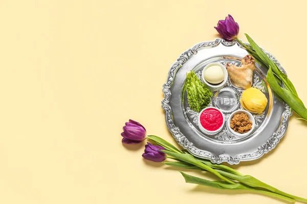 Pascha Seder Bord Met Traditionele Voedsel Tulp Bloemen Lichte Achtergrond — Stockfoto