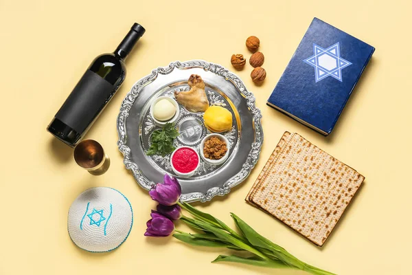 Passover Seder Piatto Con Cibo Tradizionale Vino Torah Kippah Sfondo — Foto Stock