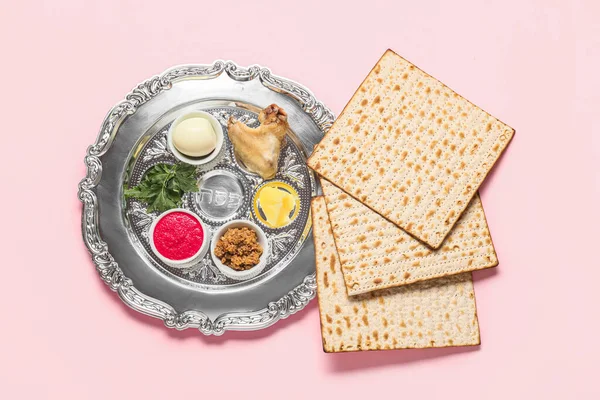 Passover Seder Deska Tradičním Jídlem Barevném Pozadí Horní Pohled — Stock fotografie