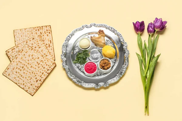 Passover Seder Talíř Tradičním Jídlem Tulipánů Květiny Světlém Pozadí — Stock fotografie