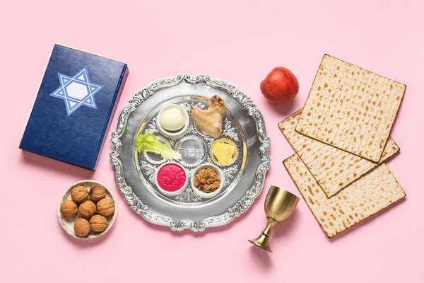 Pessach Seder Teller Mit Traditionellem Essen Und Tora Auf Farbigem — Stockfoto