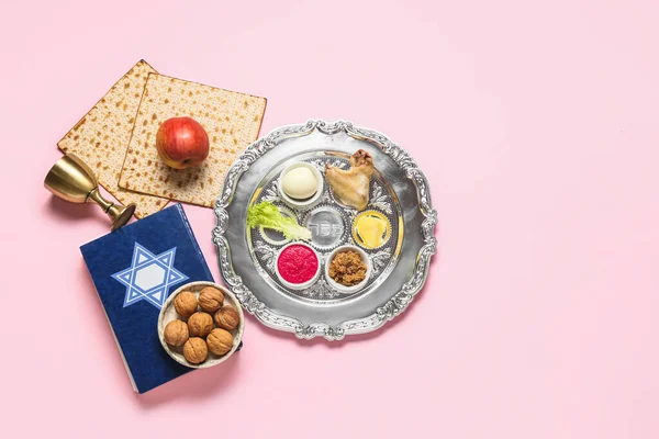 Passover Seder Piatto Con Cibo Tradizionale Torah Sfondo Colore Vista — Foto Stock