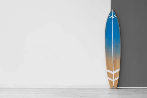 Niebieska Deska Surfingowa Pobliżu Ściany Pokoju — Zdjęcie stockowe