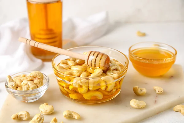 Skål Med Söta Cashewnötter Honung Bordet — Stockfoto