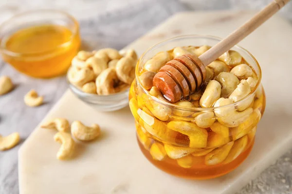 Jar Söta Cashewnötter Honung Och Dipper Bordet — Stockfoto