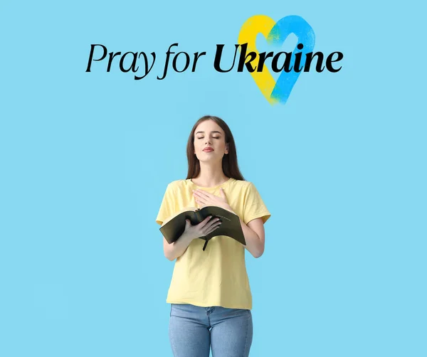 Jovem Com Bíblia Texto Oração Para Ucrânia Fundo Azul — Fotografia de Stock