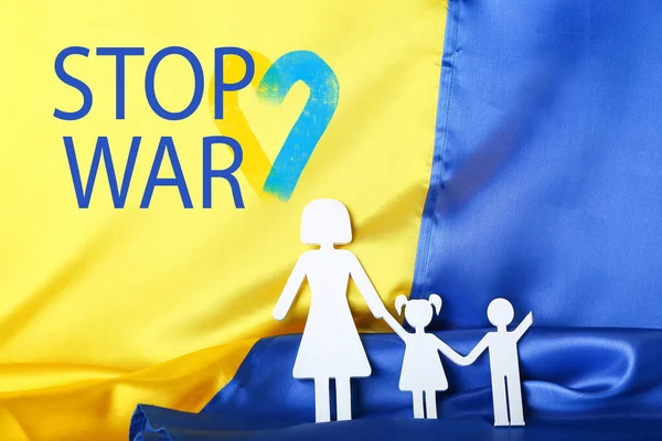 Texto Stop War Figuras Humanas Papel Bandeira Ucrânia — Fotografia de Stock