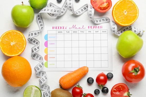 Wöchentliche Essensplanung Und Verschiedene Gesunde Produkte Auf Hellem Hintergrund — Stockfoto