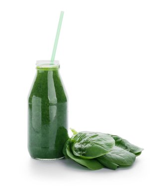 Beyaz arka planda bir şişe sağlıklı ıspanaklı içecek.