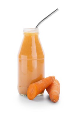 Beyaz arka planda bir şişe sağlıklı havuç suyu.