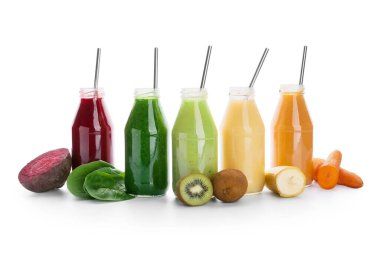 Beyaz arka planda sağlıklı meyve, sebze ve meyve suyu şişeleri