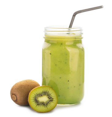 Mason kavanozu beyaz arka planda sağlıklı kivi içeceği.