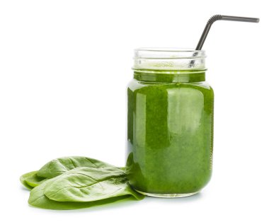 Mason kavanozu beyaz arka planda sağlıklı ıspanaklı smoothie.