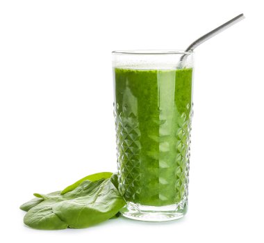 Beyaz arka planda bir bardak lezzetli ıspanaklı smoothie.