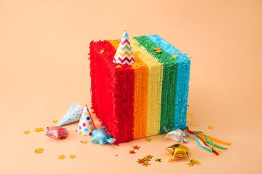 Meksika pinyatası şeklinde, parti şapkası ve balon renginde.