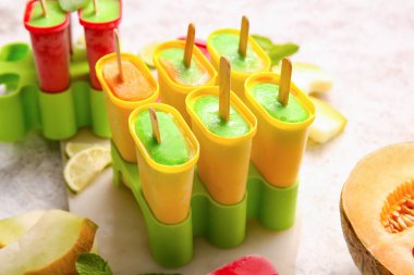 Hafif arkaplanlı lezzetli kavunlu buzlu dondurmalar.