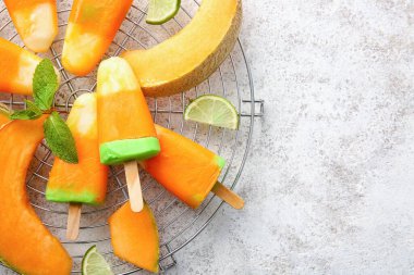 Hafif arka planda lezzetli buzlu şekerler ve kavun parçaları