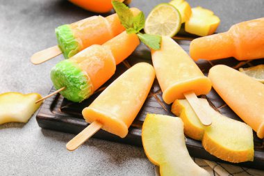 Lezzetli buzlu pano ve koyu arkaplanda kavun parçaları.