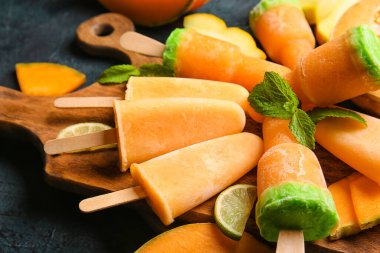 Lezzetli buzlu pano ve koyu arkaplanda kavun parçaları.