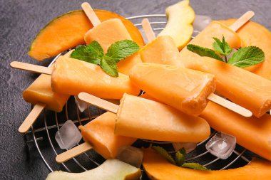 Lezzetli buzlu dondurmalar ve kavun parçaları.