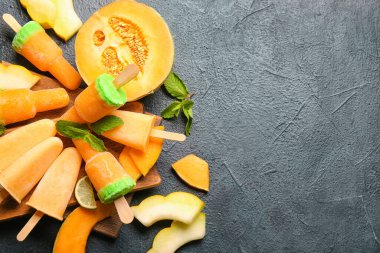 Lezzetli buzlu pano ve koyu arkaplanda kavun parçaları.