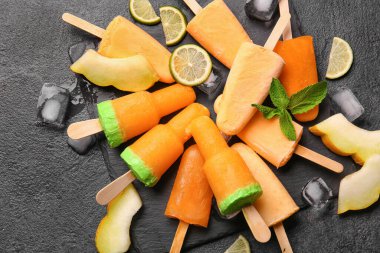 Esmer arka planda lezzetli kavun dondurması.