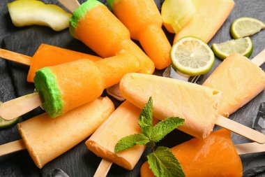 Esmer arka planda lezzetli kavun dondurması.