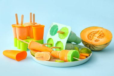 Mavi arka planda lezzetli kavunlu dondurma tabağı.