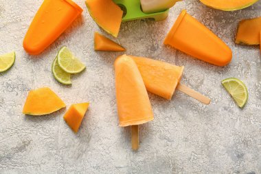 Hafif arka planda lezzetli buzlu şekerler ve kavun parçaları